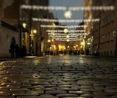 Image of a street at night with a cobblestone floor